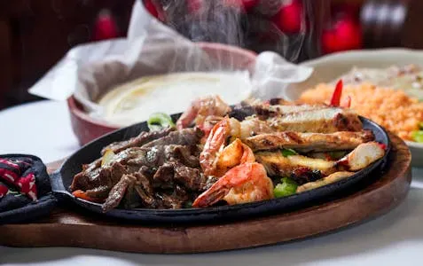 Fajitas Los Amigos w/Chicken, Steak & Shrimp