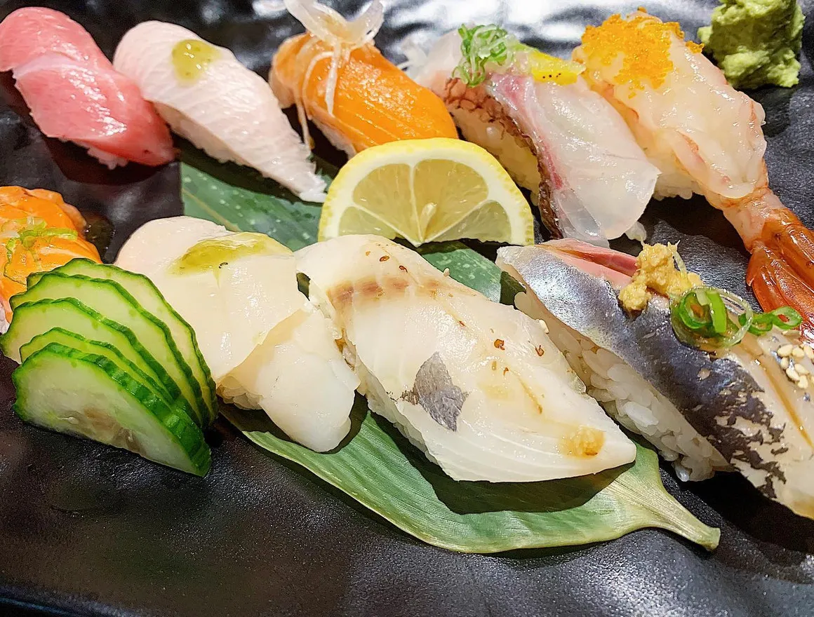 OMAKASE Sushi Set - Deluxe
