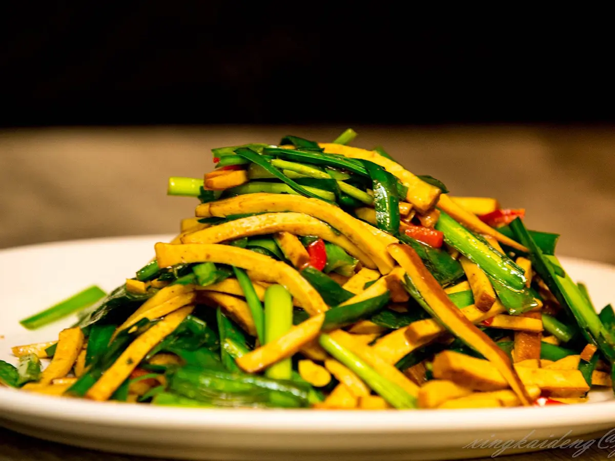 Stir-Fried Chives with Flavored Tofu
