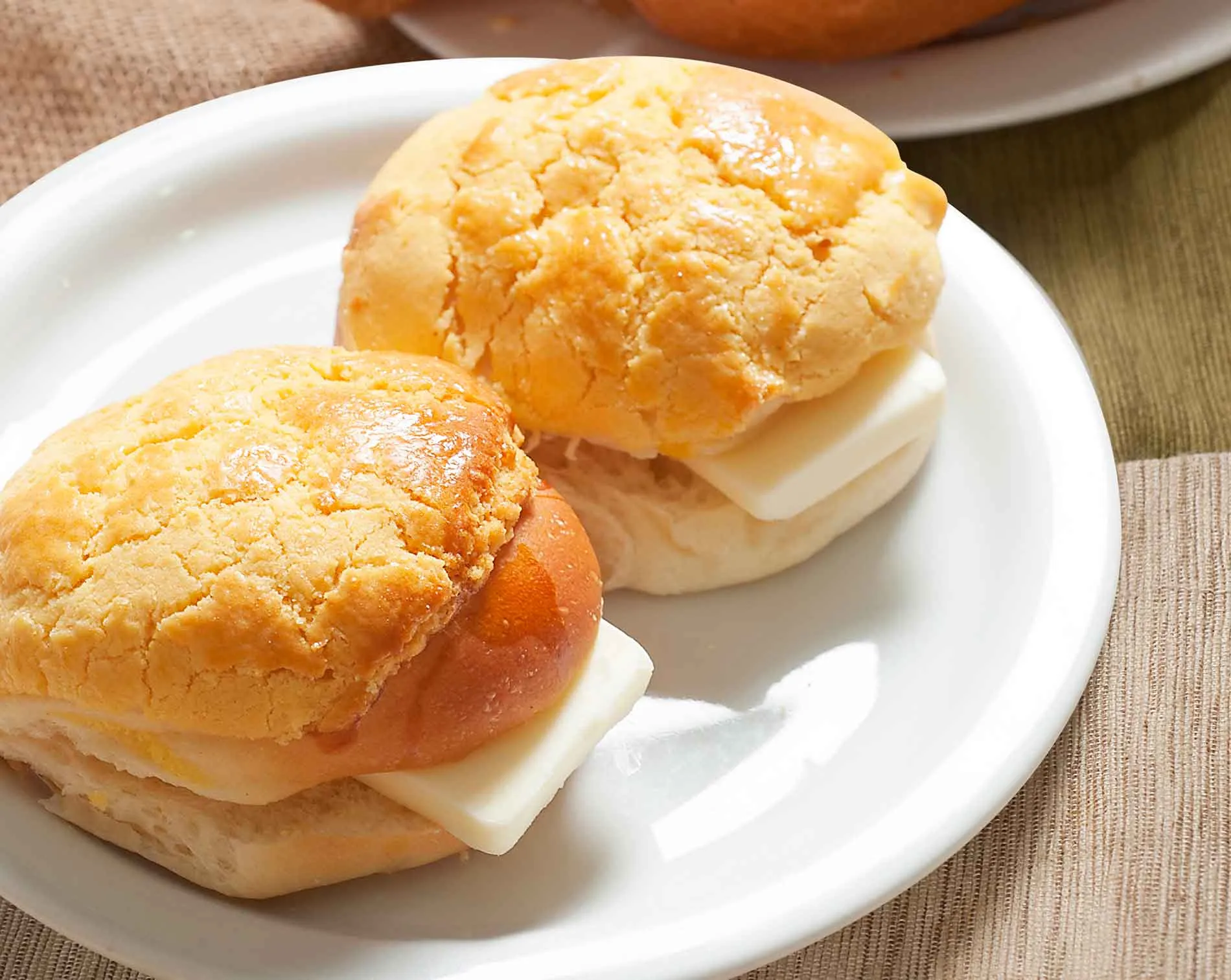 Hong Kong style pineapple bun w. butter (2)