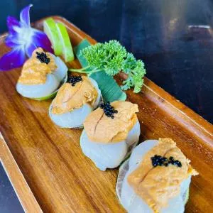 Yuzu Jumbo Scallop & Uni (4pcs)