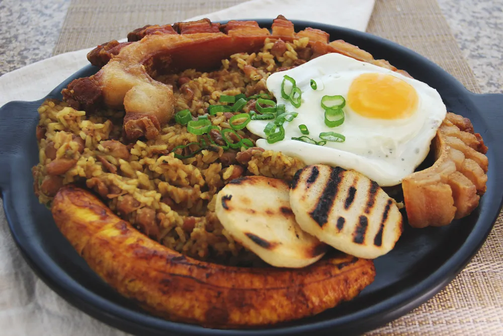 Calentado con carne o chicharrón y huevos